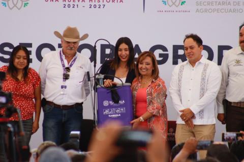 Entrega gobierno estatal apoyo al campo en Nativitas imagen 7