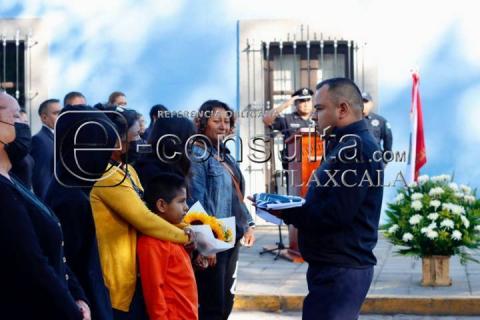 Realizan homenaje luctuoso de la oficial Erika Morales imagen 4