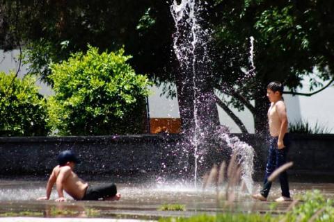 Disfrutan niños de las fuentes ante calor en la capital tlaxcalteca imagen 3