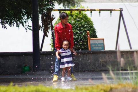 Disfrutan niños de las fuentes ante calor en la capital tlaxcalteca imagen 6