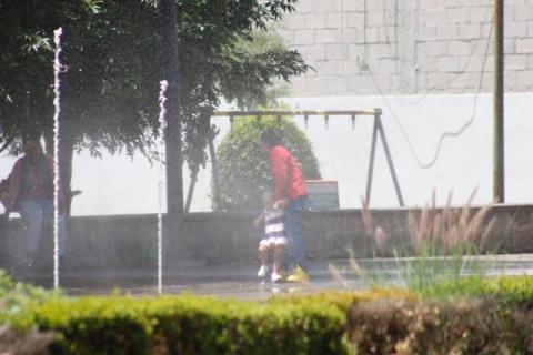 Disfrutan niños de las fuentes ante calor en la capital tlaxcalteca imagen 7