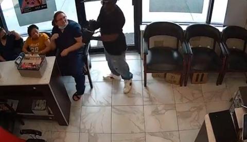 Ladrón sale con las manos vacías al ser ignorado por mujeres en un salón de belleza