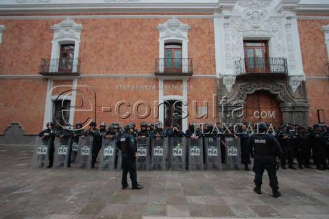 Impide policía cierre de vialidad por parte de manifestantes imagen 1