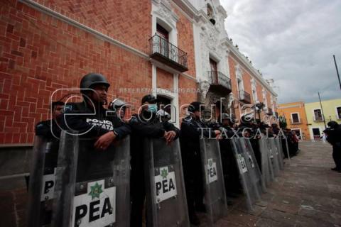 Impide policía cierre de vialidad por parte de manifestantes imagen 3