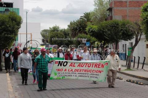 Impide policía cierre de vialidad por parte de manifestantes imagen 4