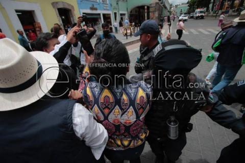 Impide policía cierre de vialidad por parte de manifestantes imagen 5