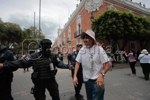 Impide policía cierre de vialidad por parte de manifestantes imagen 7