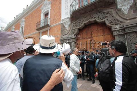 Impide policía cierre de vialidad por parte de manifestantes imagen 9