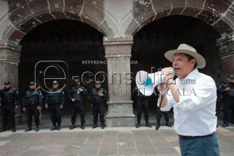 Impide policía cierre de vialidad por parte de manifestantes imagen 10