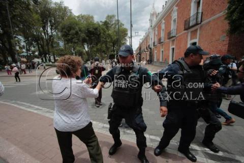 Impide policía cierre de vialidad por parte de manifestantes imagen 11