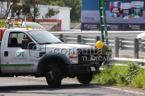 Por retiro de postes cierran bulevar Revolución con sentido hacia Chiautempan imagen 1