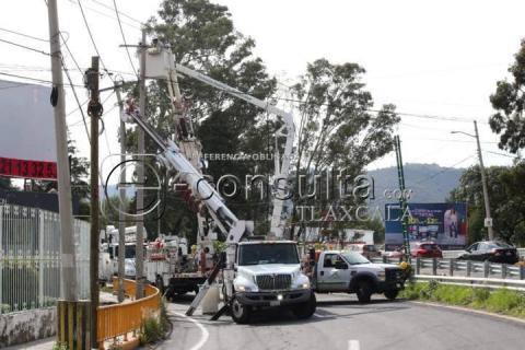 Por retiro de postes cierran bulevar Revolución con sentido hacia Chiautempan imagen 3