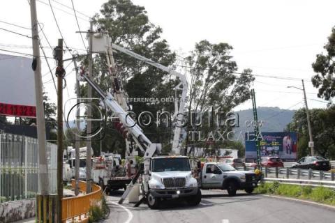 Por retiro de postes cierran bulevar Revolución con sentido hacia Chiautempan imagen 6