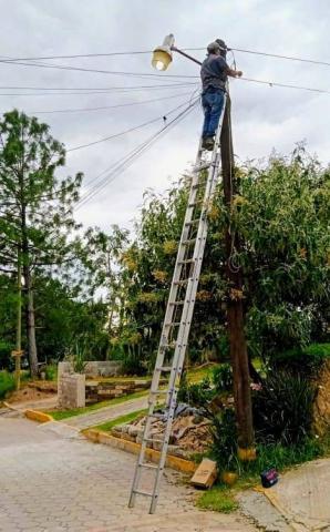 Juan Antonio Lima agradece al presidente de Apetatitlán el mejoramiento de alumbrado imagen 4