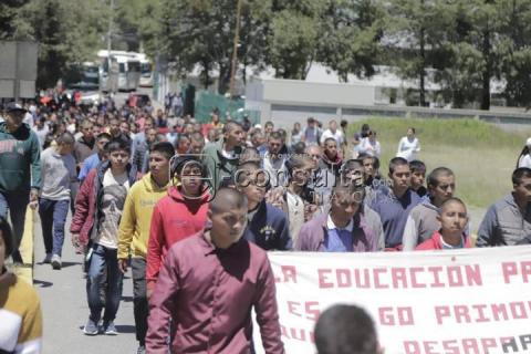 Arriban Normalistas a la SEPE-USET para entregar su pliego petitorio imagen 3