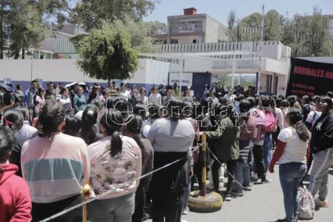 Arriban Normalistas a la SEPE-USET para entregar su pliego petitorio imagen 4