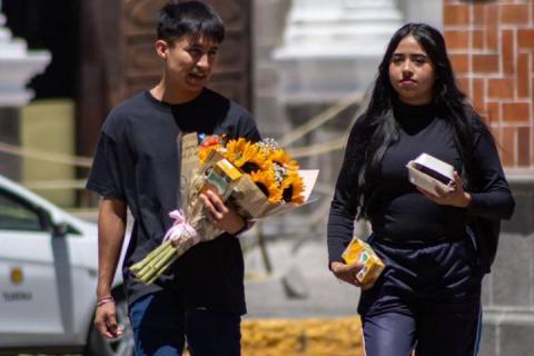 Hoy se regalan flores amarillas imagen 3