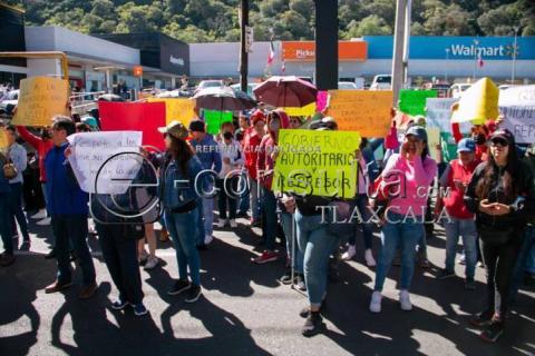 Se manifiestan agremiados del 7 de mayo en Estadio Tlahuicole imagen 2