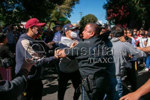 Se manifiestan agremiados del 7 de mayo en Estadio Tlahuicole imagen 8