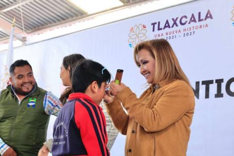 Entregó Gobernadora lentes a niñas del programa unidad de atención visual del SEDIF imagen 7