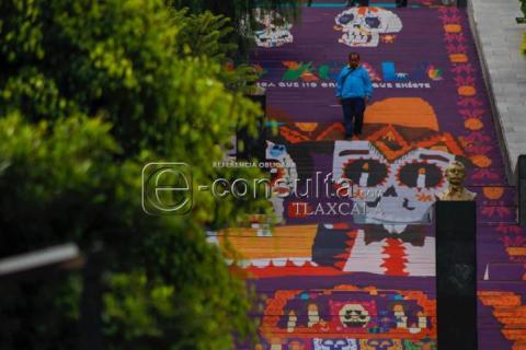 Las escalinatas de los Héroes se pintan de naranja y morado imagen 2