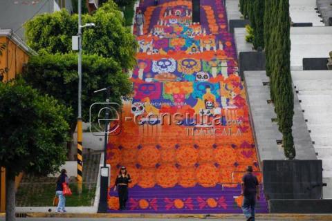 Las escalinatas de los Héroes se pintan de naranja y morado imagen 3