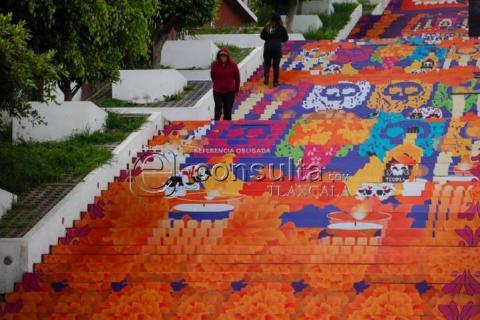 Las escalinatas de los Héroes se pintan de naranja y morado imagen 4