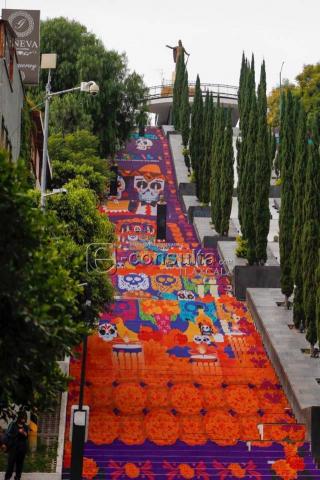 Las escalinatas de los Héroes se pintan de naranja y morado imagen 5