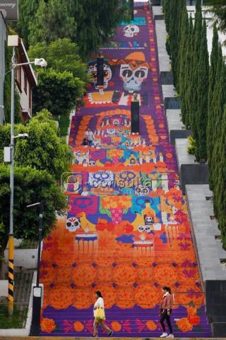 Las escalinatas de los Héroes se pintan de naranja y morado imagen 6