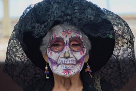 Abuelos participan en concurso de disfraces en Contla imagen 1