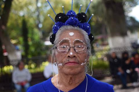 Abuelos participan en concurso de disfraces en Contla imagen 3