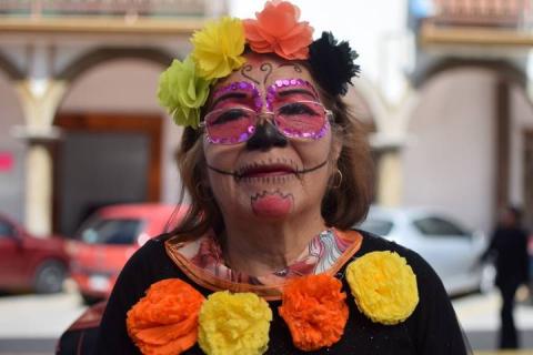 Abuelos participan en concurso de disfraces en Contla imagen 4