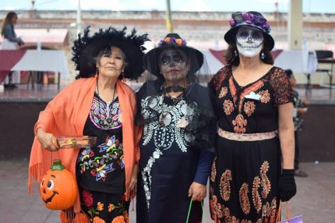 Abuelos participan en concurso de disfraces en Contla imagen 6