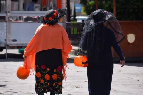 Abuelos participan en concurso de disfraces en Contla imagen 7