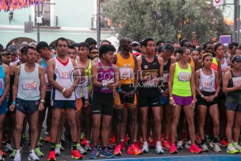 Cientos de personas corren el medio maratón Tlaxcallan imagen 1