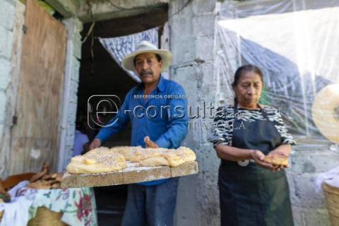 Familias tlaxcaltecas continúan con la tradición de elaborar pan de muerto imagen 1