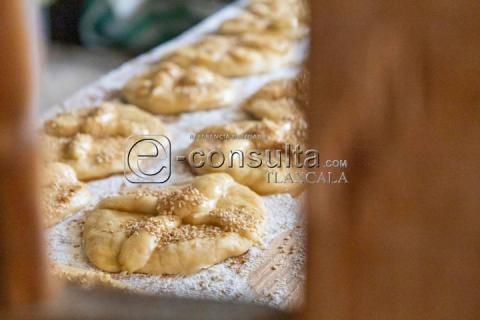 Familias tlaxcaltecas continúan con la tradición de elaborar pan de muerto imagen 2