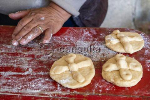 Familias tlaxcaltecas continúan con la tradición de elaborar pan de muerto imagen 3