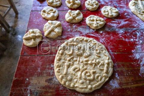 Familias tlaxcaltecas continúan con la tradición de elaborar pan de muerto imagen 4