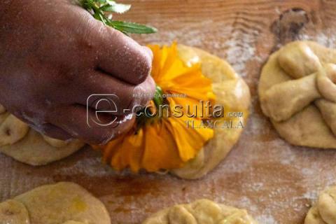 Familias tlaxcaltecas continúan con la tradición de elaborar pan de muerto imagen 5