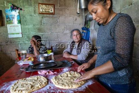 Familias tlaxcaltecas continúan con la tradición de elaborar pan de muerto imagen 6