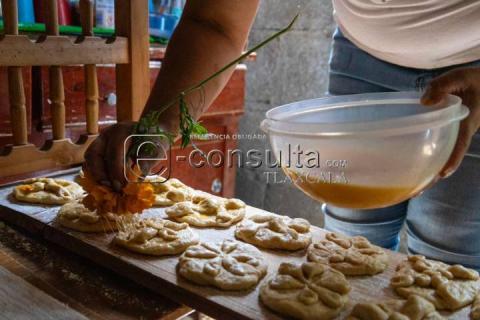 Familias tlaxcaltecas continúan con la tradición de elaborar pan de muerto imagen 7