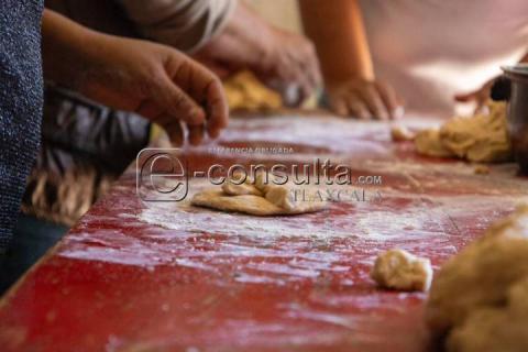 Familias tlaxcaltecas continúan con la tradición de elaborar pan de muerto imagen 8