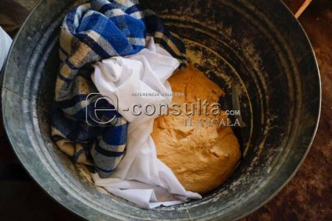 Familias tlaxcaltecas continúan con la tradición de elaborar pan de muerto imagen 9