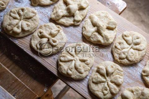 Familias tlaxcaltecas continúan con la tradición de elaborar pan de muerto imagen 10
