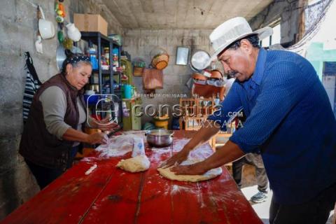Familias tlaxcaltecas continúan con la tradición de elaborar pan de muerto imagen 12