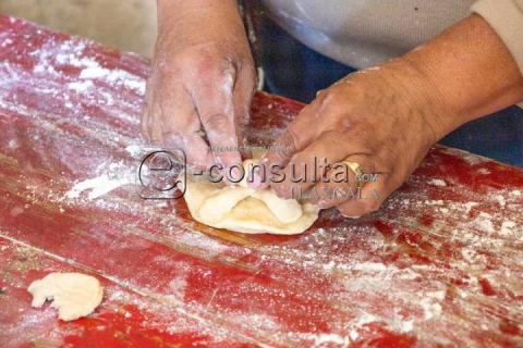 Familias tlaxcaltecas continúan con la tradición de elaborar pan de muerto imagen 13