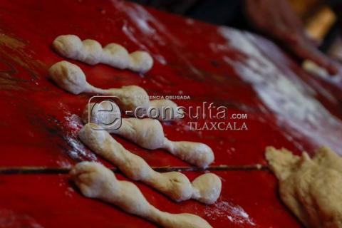 Familias tlaxcaltecas continúan con la tradición de elaborar pan de muerto imagen 14
