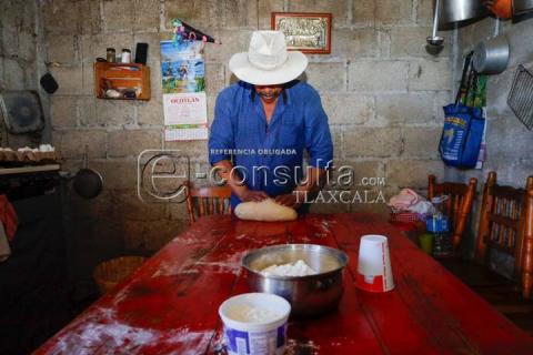 Familias tlaxcaltecas continúan con la tradición de elaborar pan de muerto imagen 15