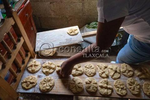 Familias tlaxcaltecas continúan con la tradición de elaborar pan de muerto imagen 16